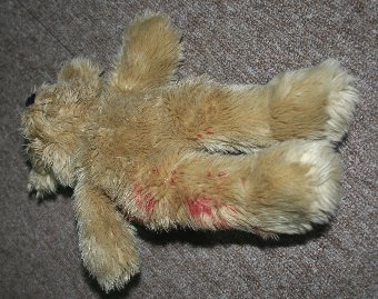 子犬の血がついたぬいぐるみ
