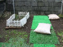 庭にウッドチップを入れる準備をする